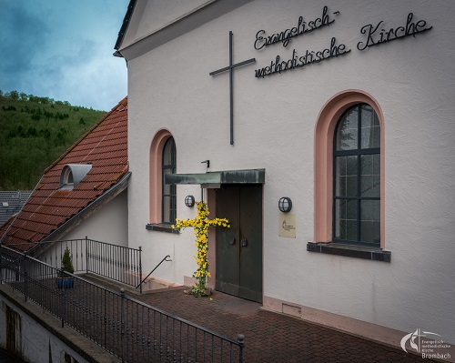 Kreuz mit Osterglocken vor Brombacher Kirche