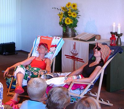 2 Frauen in Liegest�hlen am Pool